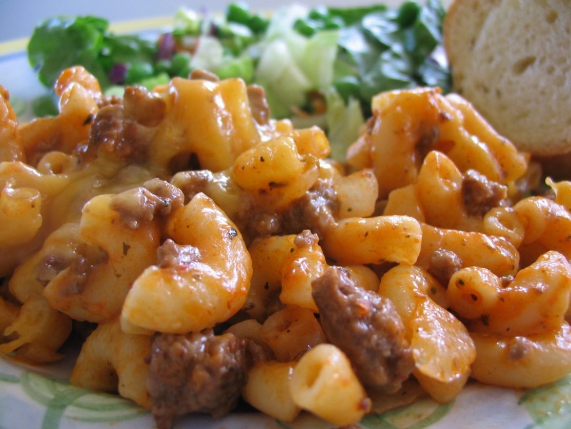 BEEF AND MACARONI CASSEROLE Delish Club   PicAXSmfo 1170x878 