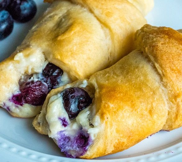 safe_image – 2020-11-29T163539.661 5-Ingredient Blueberry Cheesecake Rolls